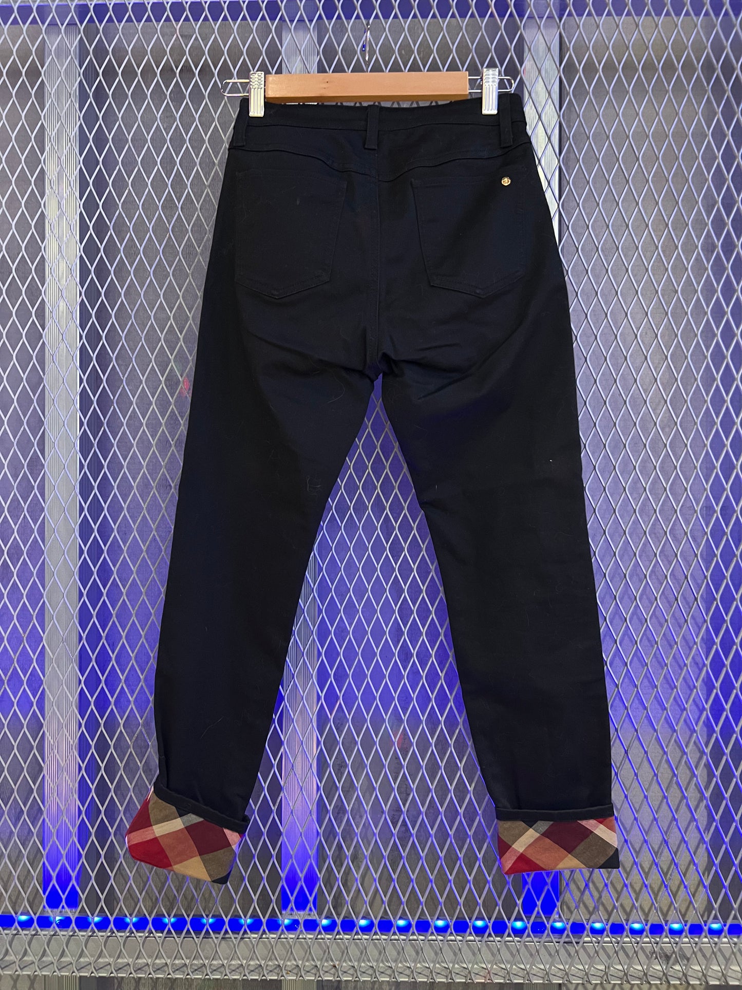 戸田ころね_タイトパンツ